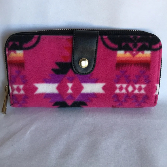 Tribal print wallet with lots of space for storage - Picture 1 of 8